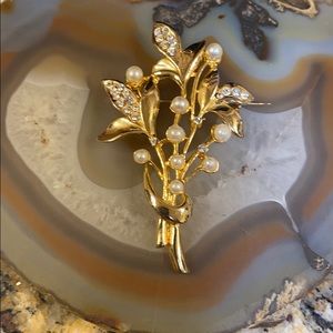 Vintage Flower Gold brooch w pearls GUC